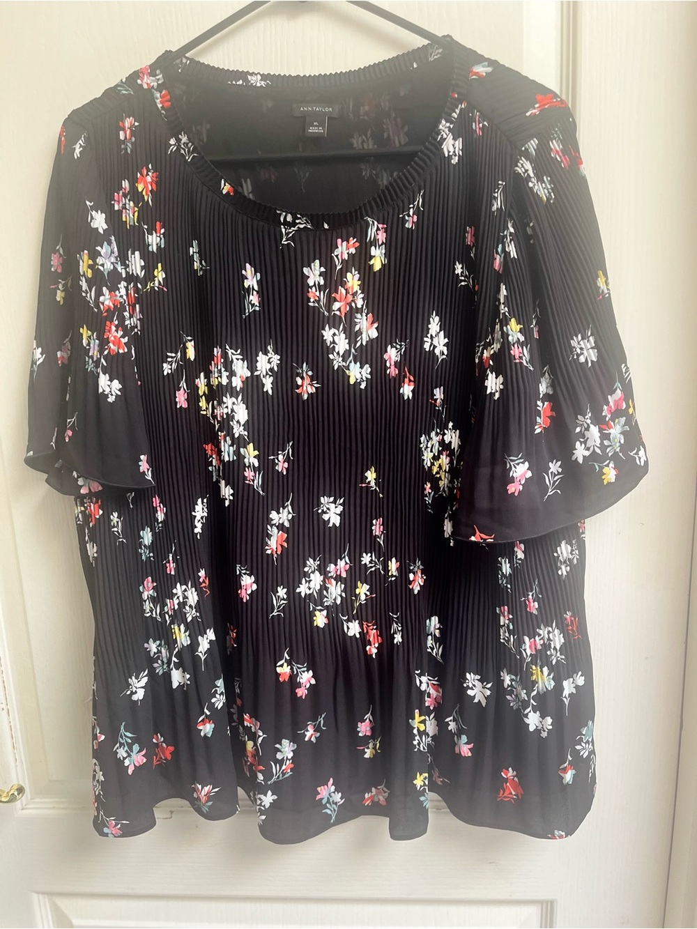 NWoT Ann Taylor Floral Pleated Women's Top - Short Sleeve